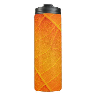 Abstrakte Schließung eines orangen und gelben Blat Thermosbecher