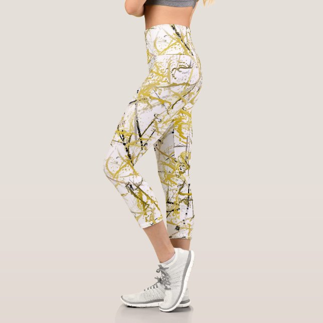Abstrakte Schriftzeichen - Senf und Braun Capri Leggings (Links)