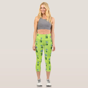 Abstrakte Schwarz-weiße glänzende Blume auf grün Capri Leggings