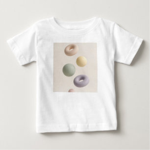 Abstrakte schwebende 3D-Kugeln und Donuts Baby T-shirt