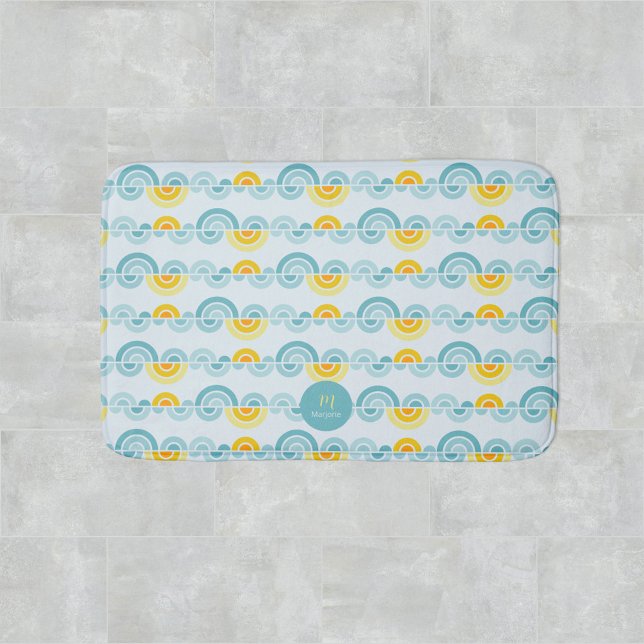 Abstrakte Sonne und Wolken Badematte (Custom name and monogram bath mat with abstract sunset and clouds pattern)