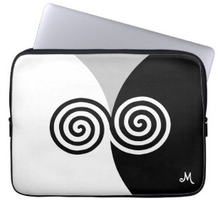Abstrakte Spiralkreise auf Schwarz-Weiß Laptopschutzhülle