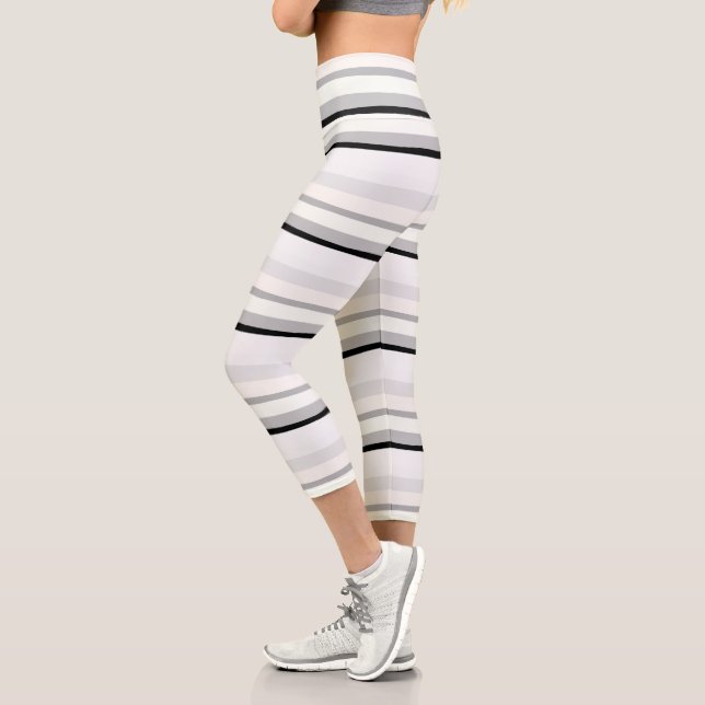 Abstrakte Streifen Schwarz, Weiß und Grün Capri Leggings (Links)