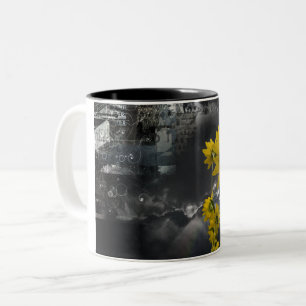 Abstrakte Symbole und gelbe Blumen Zweifarbige Tasse