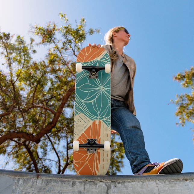 Abstrakte Teal-, Orange- und Beigefarbene Blumen  Skateboard (Außen 1)