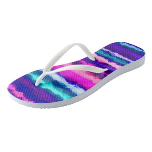 Abstrakte violette, rosa und blaue Streifen Flip Flops