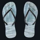 Abstrakte Wassermutter beim Hochzeitskippen Flip Flops<br><div class="desc">Diese personalisierte, komfortable Mutter der Groom Flip Flops sind ein einfaches, elegantes und elegantes Geschenk für Mitglieder des Brautparty - Bride, Bridgejd, Trauzeugin ... Sie ergänzen die Festlichkeiten Ihres Hochzeitstages, Junggeselinnen-Abschieds oder anderer Feierlichkeiten. Großartig am Strand! Einfache Anpassung von Namen und Titel. Original abstraktes Foto einer Reflexion im Wasser von...</div>