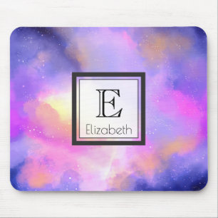 Abstrakte Wolken in Lila-rosa und Gelbmonogramm Mousepad