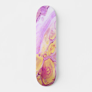 Abstrakter Acrylfarben-Hintergrund mit rosa Pulver Skateboard