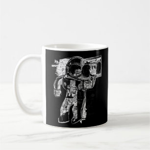 Abstrakter Astronaut, der Musikdarstellung zuhört Kaffeetasse