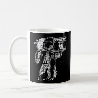 Abstrakter Astronaut, der Musikdarstellung zuhört Kaffeetasse