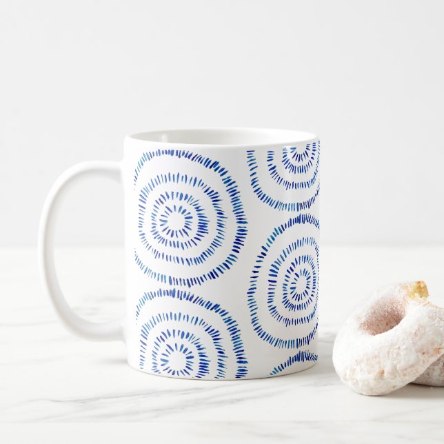 Abstrakter Blauer Pinselstrich Circle Coastal Kaffeetasse (Mit Donut)