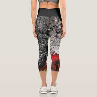 Abstrakter Druck in Schwarz, Weiß und Rot Capri Leggings