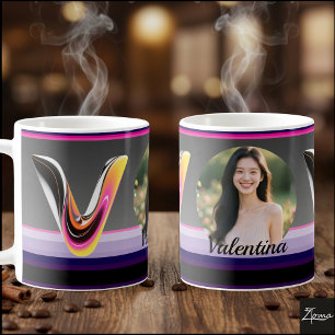 Abstrakter flüssiger Buchstabe V Glänzend Neon Kaffeetasse