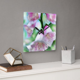 Abstrakter Foxglove Pastellfarben Pink an der Wand Quadratische Wanduhr
