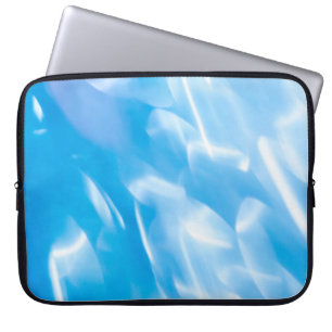 Abstrakter Glitzer leuchtet auf blauem Hintergrund Laptopschutzhülle
