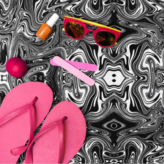 Abstrakter schwarzer und weißer Flüssig-Marmor Strandtuch (Von Creator hochgeladen)