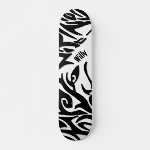 Abstrakter StammWolf mit Namen Skateboard
