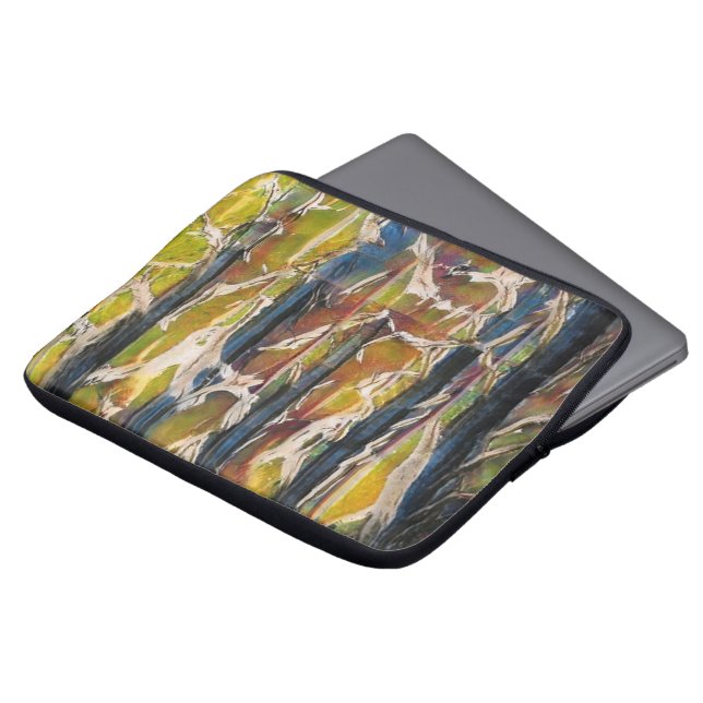 Abstrakter Wald durch Bäume Laptopschutzhülle (Vorne Oben)