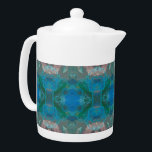 Abstraktes blaues Muster Kaleidoskop Künstlerisch<br><div class="desc">Genießen Sie einen entspannenden Morgen- oder Nachmittagstee mit dieser atemberaubenden, blauen Teekanne. Dieses abstrakte Muster zeichnet sich durch lebhafte blaue Farbtöne aus, die mit Pinks und Grüntönen hervorgehoben wurden, was diesem Produkt ein zeitgenössisches Ambiente verleiht. Ein Edelstein-Foto diente als Grundlage für die Erstellung eines Kaleidoskops-Musters, das zu diesem künstlerisch-blauen Design...</div>
