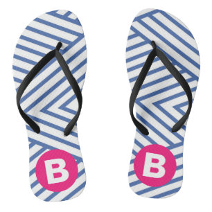 Abstraktes blaues Streifenmuster mit rosa Monogram Flip Flops