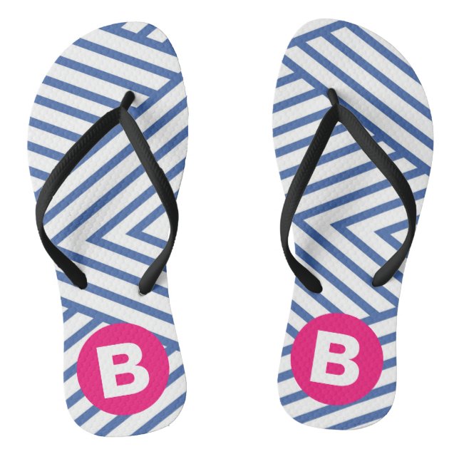 Abstraktes blaues Streifenmuster mit rosa Monogram Flip Flops (Fußbett)