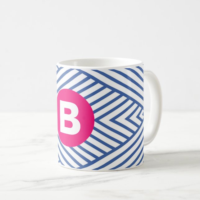 Abstraktes blaues Streifenmuster mit rosa Monogram Kaffeetasse (VorderseiteRechts)