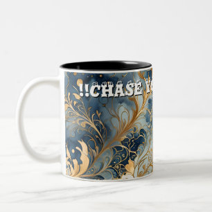 Abstraktes blaues und goldenes Musterzitat Zweifarbige Tasse