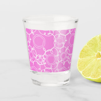 ABSTRAKTES BLUMENMUSTER IN ZARTEM ROSA SCHNAPSGLAS