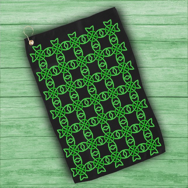 Abstraktes Design Bright Green Celtic Knot Pattern Golfhandtuch (Irish Celtic knot design intertwined loops in vibrant green on black golf towel.)