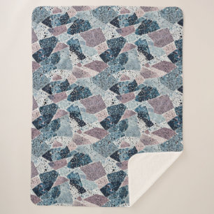 Abstraktes Design von Blue und Mauve Terrazzo Sherpadecke