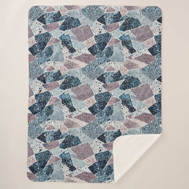 Abstraktes Design von Blue und Mauve Terrazzo Sherpadecke (Vorderseite)