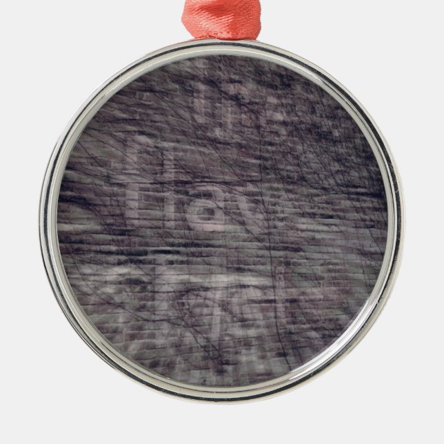 Abstraktes Ghost-Zeichen auf Brick-Gebäude Silbernes Ornament (Vorne)