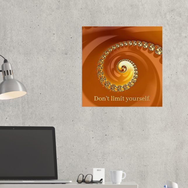 Abstraktes Gold Orange Spiral Fraktal mit Zitat Foliendrucke (In Situ (Schreibtisch 2))
