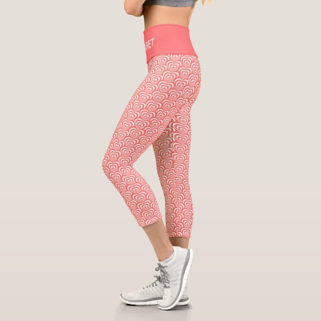 Abstraktes korallenrosa und weißes Herzstück Capri Leggings (Links)