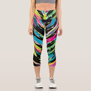 Abstraktes, lebendiges Multicolor Tropenblatt Capri Leggings