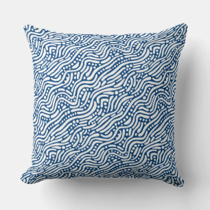 Abstraktes Muster 110523 - Weiß auf Shibori Blue Kissen