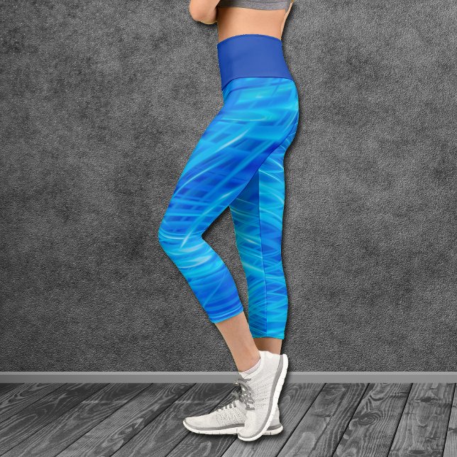Abstraktes Muster in wirbelfarbenem Blau Capri Leggings (Von Creator hochgeladen)