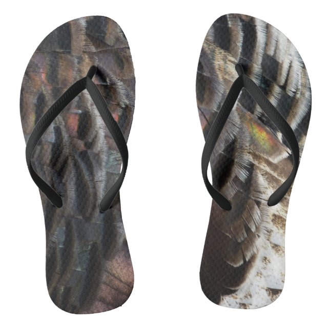 Abstraktes Naturdesign mit Wildtruthahnfedern Flip Flops (Fußbett)