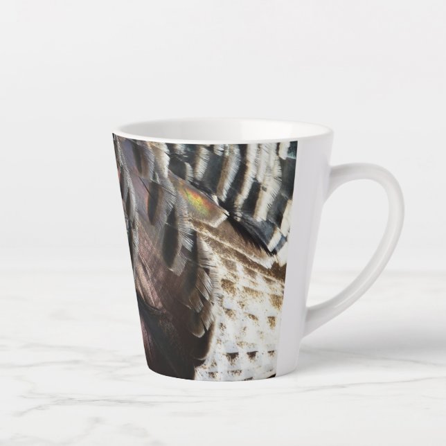 Abstraktes Naturdesign mit Wildtruthahnfedern Milchtasse (Rechts)