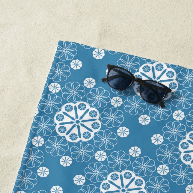Abstraktes, offenes Blumenmuster in Hellblau Strandtuch (Beispiel)
