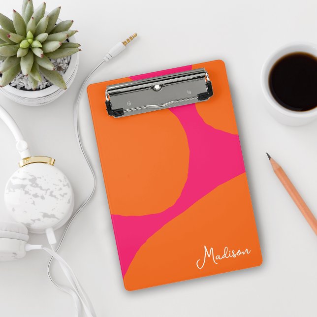 Abstraktes, rosa und orangefarbenes Muster mit Nam Mini Klemmbrett (Brighten up your workspace with this colorful mini clipboard personalized with your name!)