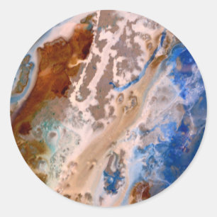 Abstraktes Sandstrandmuster mit Schaumwasser Runder Aufkleber