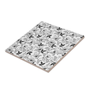 Abstraktes schwarzes Blumendesign auf weißem Hinte Fliese