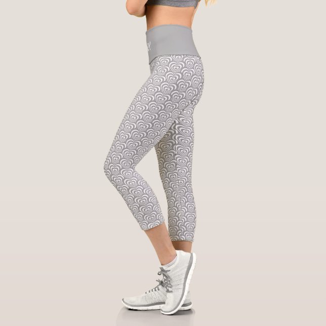 Abstraktes Silbergraues und weißes Herzstück Capri Leggings (Links)