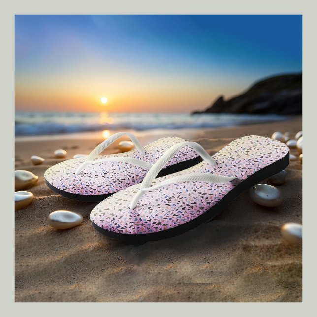 Abstraktes Terazzo-Mosaikbild auf rosa Hintergrund Flip Flops (Terazzo mosaic pattern on pink background Flip Flops for women)