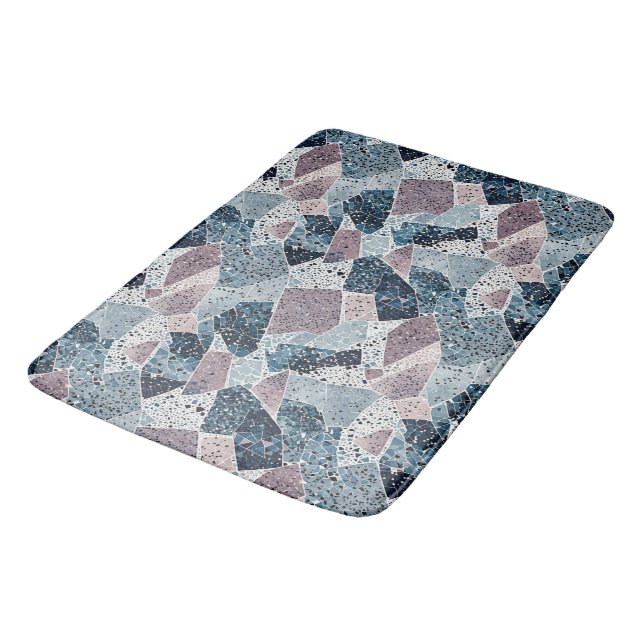 Abstraktes Terrazzo-Design von Blau und Mauve Badematte (Schrägansicht)