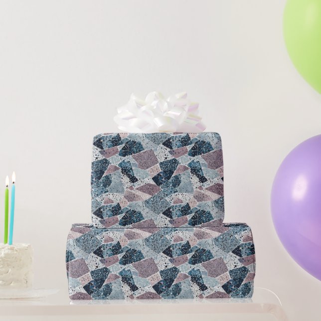 Abstraktes Terrazzo-Design von Blau und Mauve Geschenkpapier (Partygeschenke)
