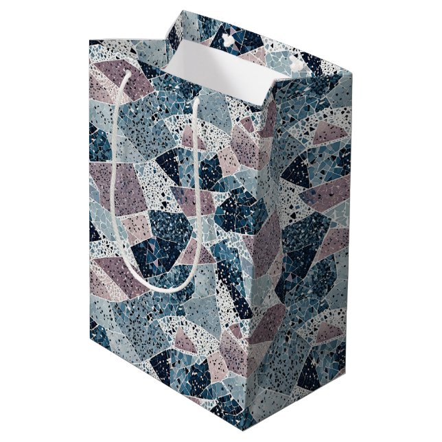 Abstraktes Terrazzo-Design von Blau und Mauve Mittlere Geschenktüte (Rückseite Schrägansicht)