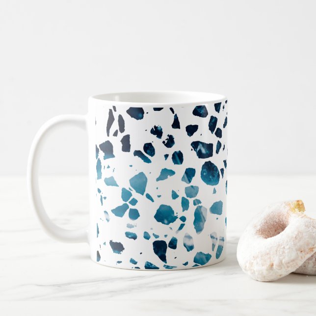 Abstraktes Terrazzo Mosaic Navy & Light Blue Muste Kaffeetasse (Mit Donut)